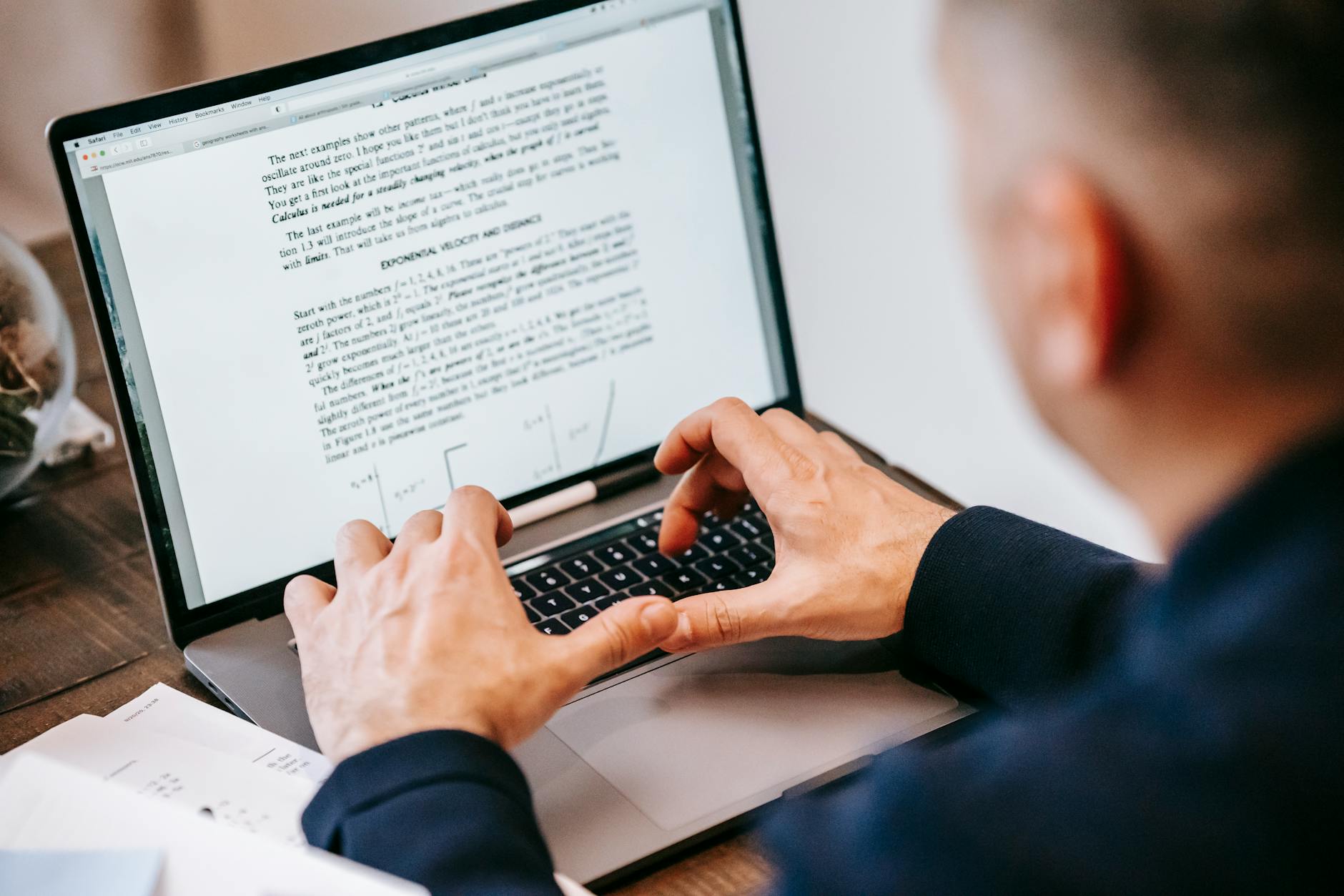 Zarządzanie wersjami dokumentów online: jak odzyskać utracone prace domowe uczniów Mężczyzna przy laptopie w domowym biurze pracuje nad dokumentem online
