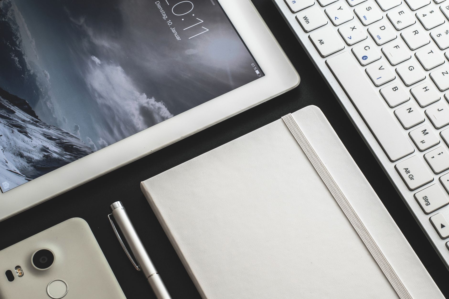 Biurko ucznia z tabletem, smartfonem, klawiaturą i zeszytem