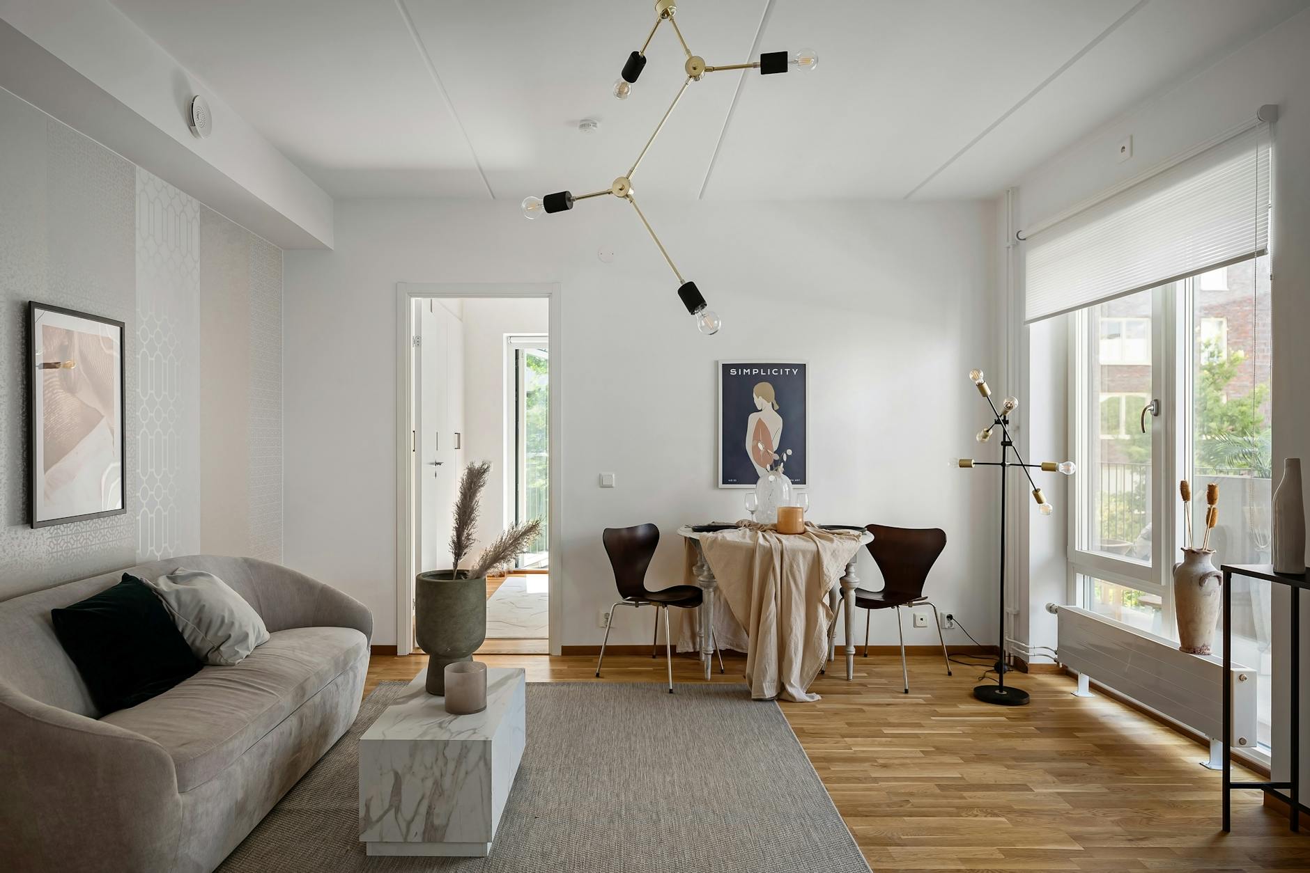 Nowoczesny jasny salon w minimalistycznym stylu z dużą ilością światła