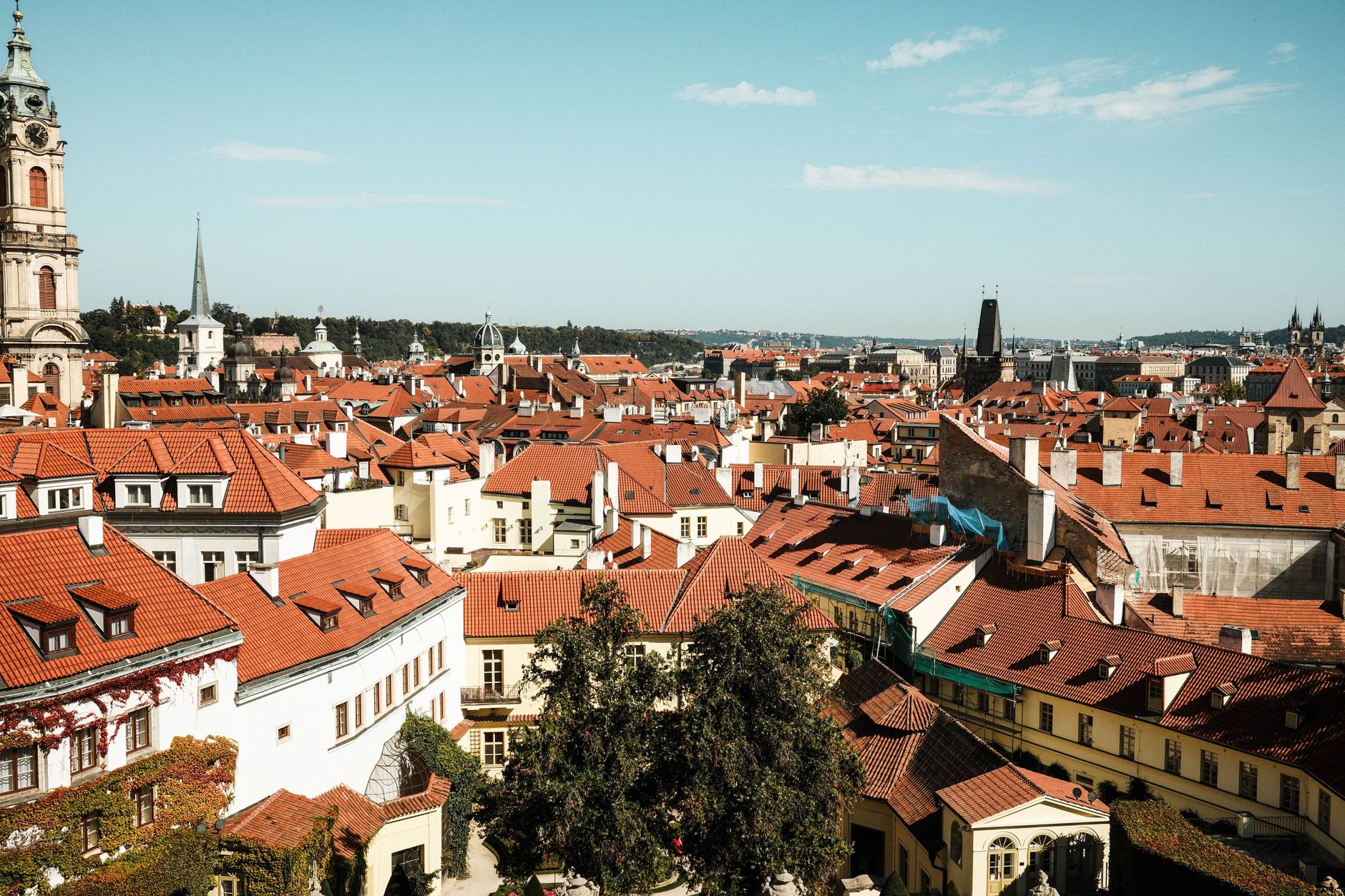 Jak tanio zaplanować city break w Europie: praktyczny przewodnik krok po kroku Panorama czerwonych dachów zabytkowego centrum Pragi w słoneczny dzień