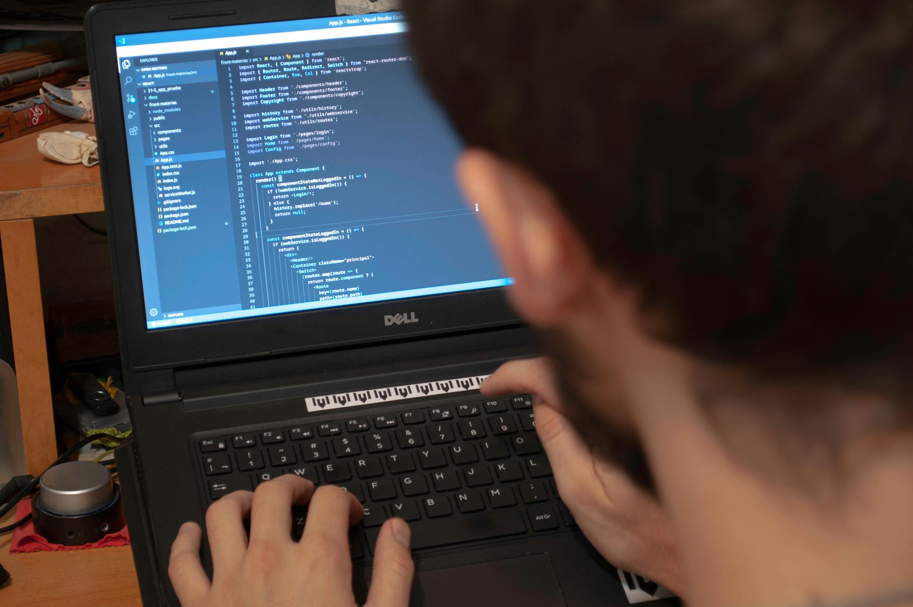 Jak tworzyć projekty na informatykę, które zachwycą nauczyciela i przy okazji zbudują portfolio Programista pisze kod na laptopie przy biurku w nowoczesnym biurze