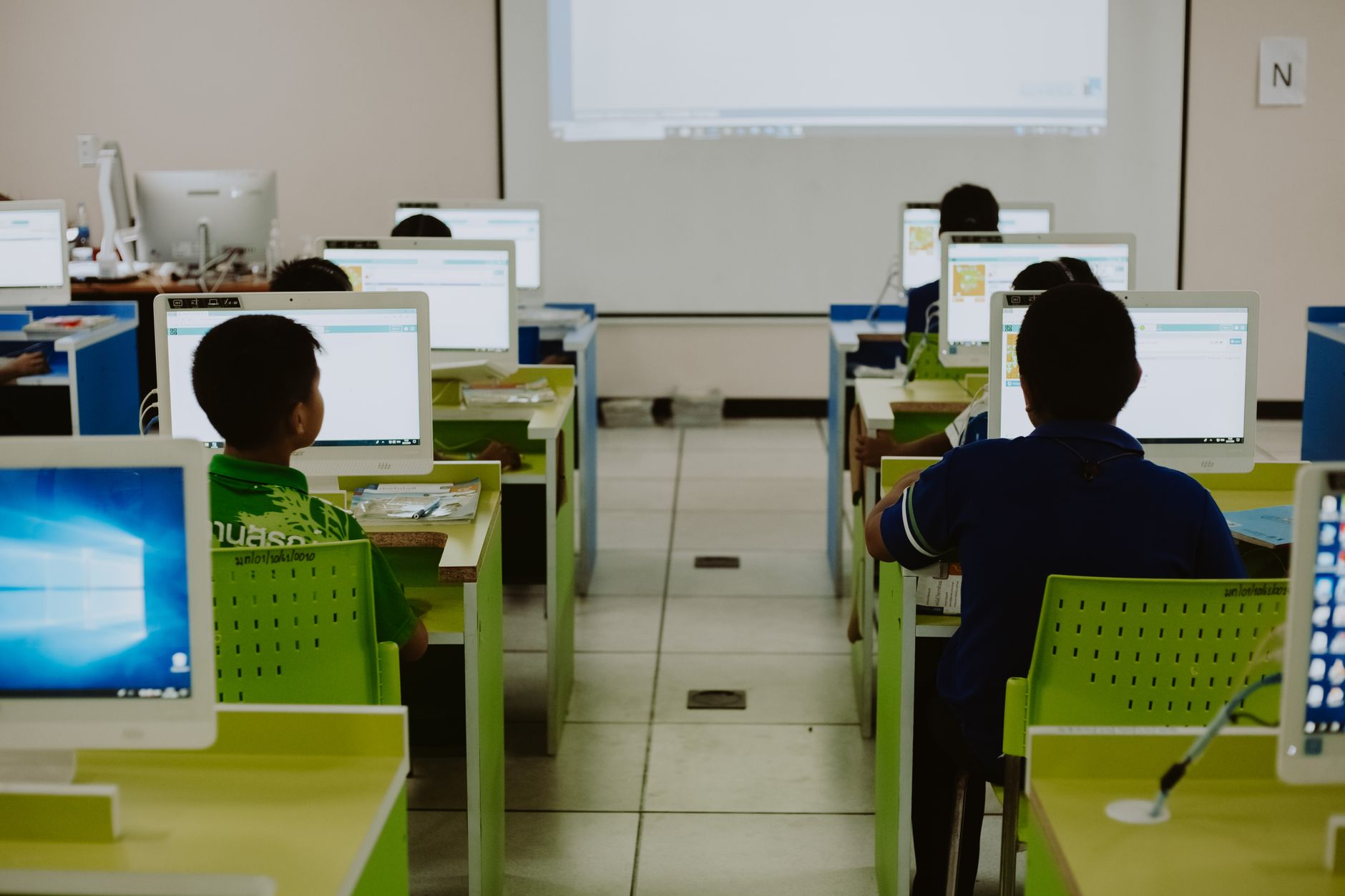 Jak przygotować uczniów do pracy w IT już w szkole: praktyczne ścieżki rozwoju w ramach zajęć informatycznych Uczniowie pracują przy komputerach w nowoczesnej szkolnej pracowni IT